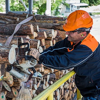 мъж работник, работещ с дърво